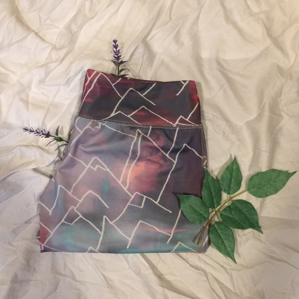 NEVER WORN Mountain Pattern Workout Pants